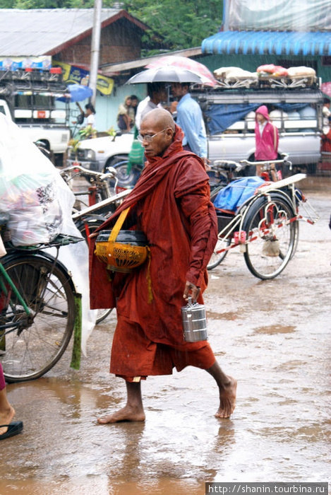 Монах на улице Мьянма