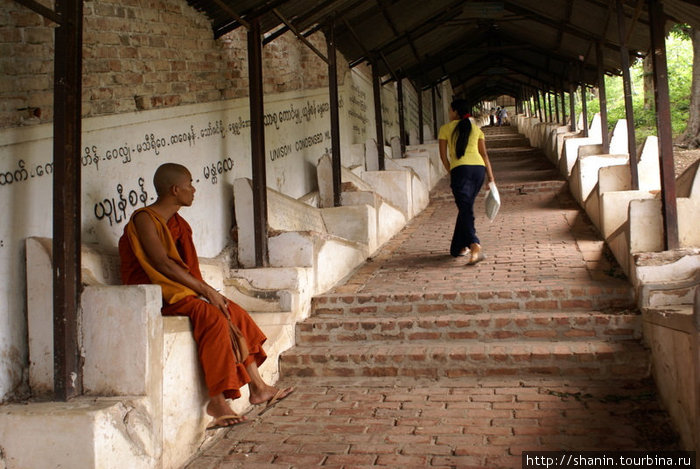 Монахам не положено интересоваться женщинами. Но природа сильнее! Мьянма