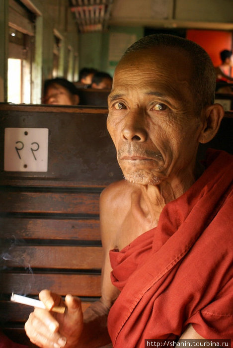 Курящий монах Мьянма