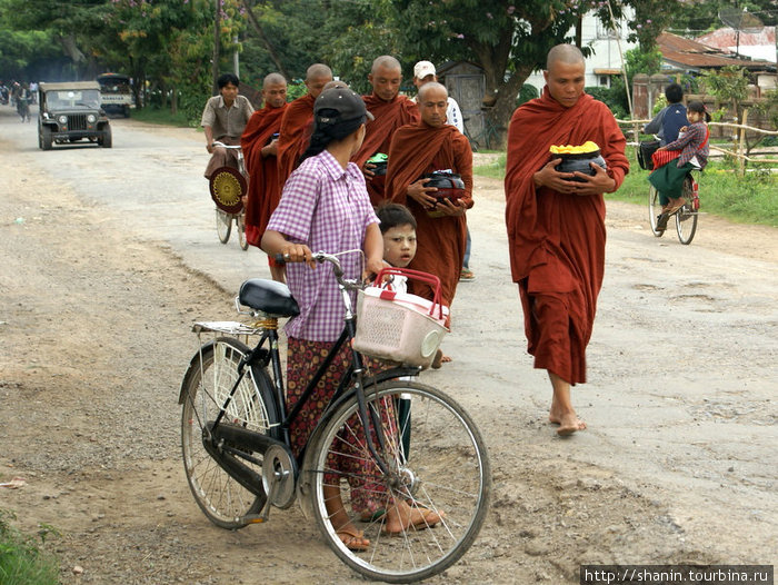 Монахи на улице Мьянма
