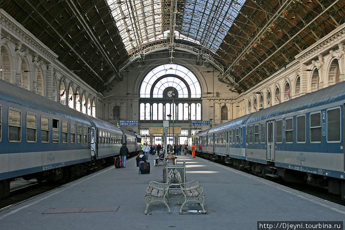 Выход из вокзала в город Будапешт, Венгрия