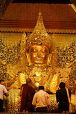 Паломники у стоп Будды