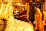 Монахи у стоп Будды
