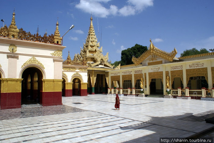 Монах во внутреннем дворе Мандалай, Мьянма
