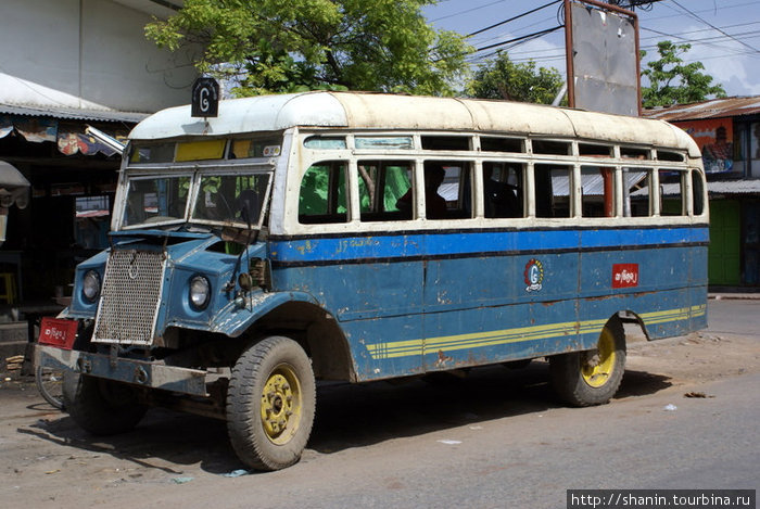 Этот городской автобус идет из центра Мандалая прямо до Махамуни пагоды Мандалай, Мьянма