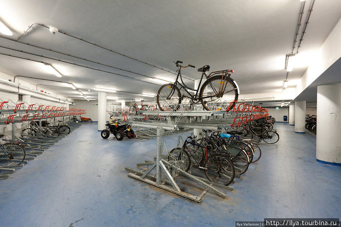 Всего в подземной парковке 2000 стоек для велосипедов и 1200 мест для автомобилей. Амстердам, Нидерланды