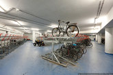 Всего в подземной парковке 2000 стоек для велосипедов и 1200 мест для автомобилей.