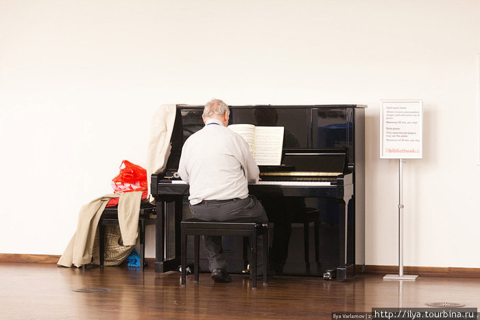 В фойе стоит пианино, можно поиграть. Ограничение не более 30-ти минут в день. Постоянно кто-то играет. Амстердам, Нидерланды