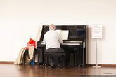 В фойе стоит пианино, можно поиграть. Ограничение не более 30-ти минут в день. Постоянно кто-то играет.