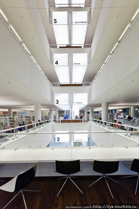 Библиотека работает с 10 утра до 10 вечера 7 дней в неделю! Амстердам, Нидерланды
