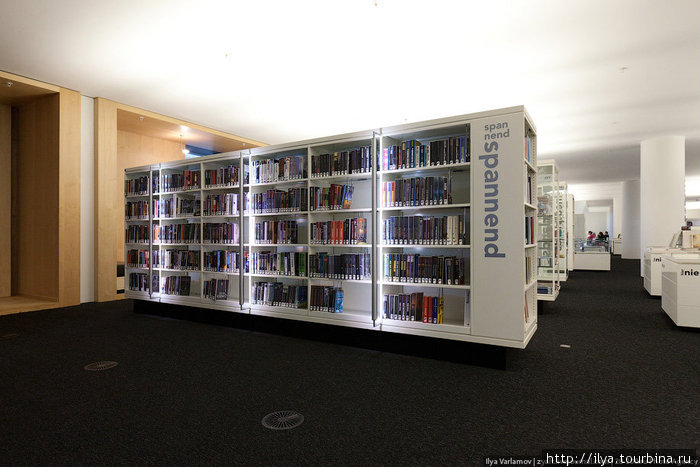 Кстати, амтсердамская библиотека доступна и инвалидам. Для слепых есть специальный компьютер с программным обеспечением для слабовидящих люде и синтезатором речи. Амстердам, Нидерланды