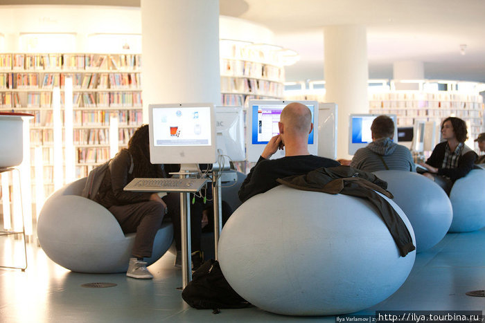 Всего в библиотеке более 1000 рабочих мест, 600 из них оборудованы компьютерами с выходом в интернет и офисными приложениями. Амстердам, Нидерланды