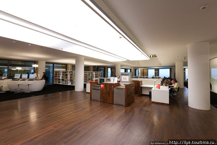 В библиотеке 110 терминалов цифровых каталогов и 11 копировальных машин/принтеров. По центру стойка для открытия дисков (все диски закрыты, открыть можно только по абонементу). Амстердам, Нидерланды