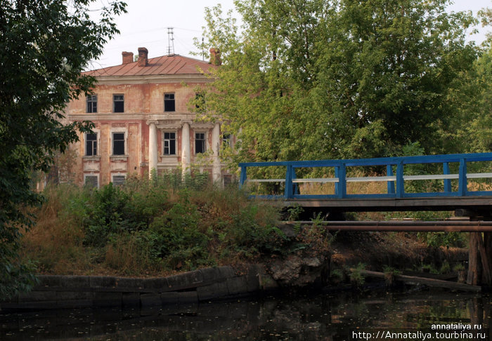 Очень много разрушенных зданий Вышний Волочек, Россия