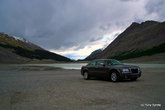 Наша машина на фоне ледникового озера.