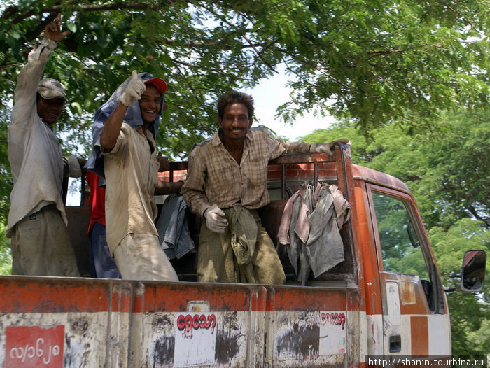 Рабочие в кузове грузовика