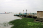 Тихо, как вода в реке Хуанпу, течёт здесь жизнь.