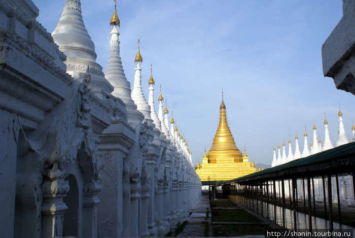 Белые ступы в монастыре Чаукдогуи Мандалай, Мьянма