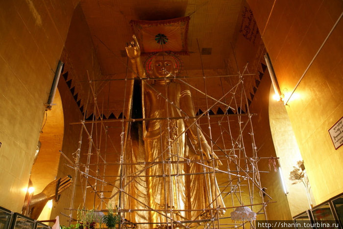 Тот самый золотой Будда с указующей на место основания Мандалая рукой Мандалай, Мьянма