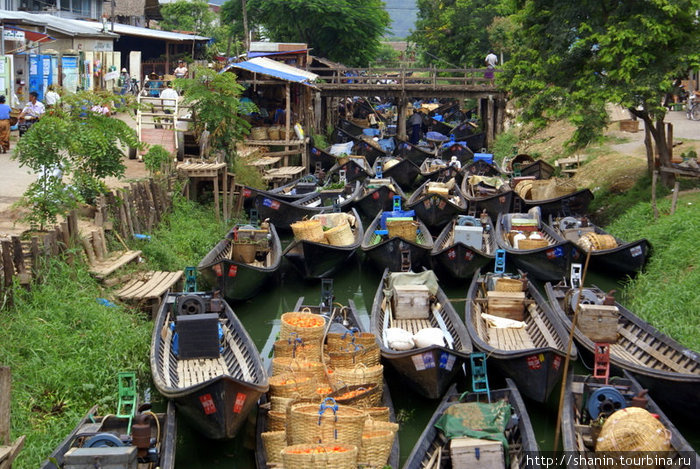 Лодки в узком канале Ньяунг-Шве, Мьянма