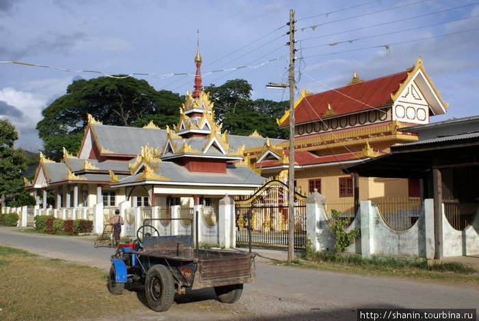 У монастыря Ньяунг-Шве, Мьянма