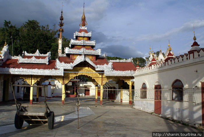 На территории монастыря Ньяунг-Шве, Мьянма