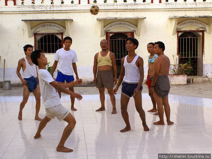 Игроки в мяч на территории монастыря Ньяунг-Шве, Мьянма