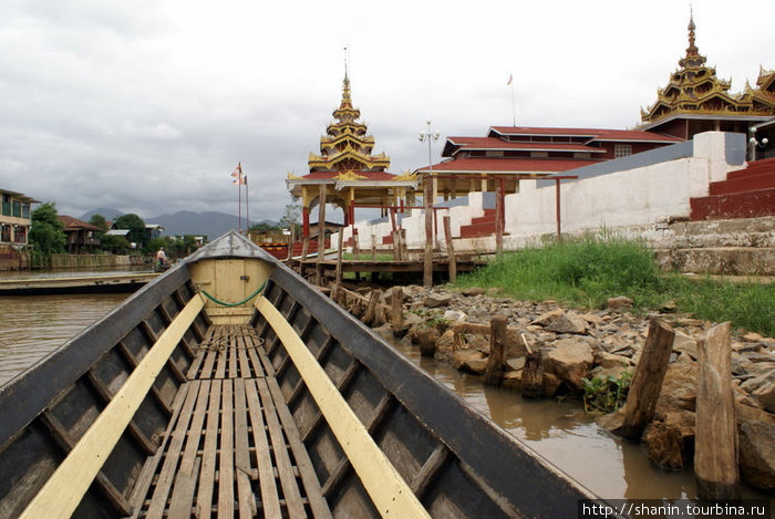 На лодке у стен монастыря Ньяунг-Шве, Мьянма