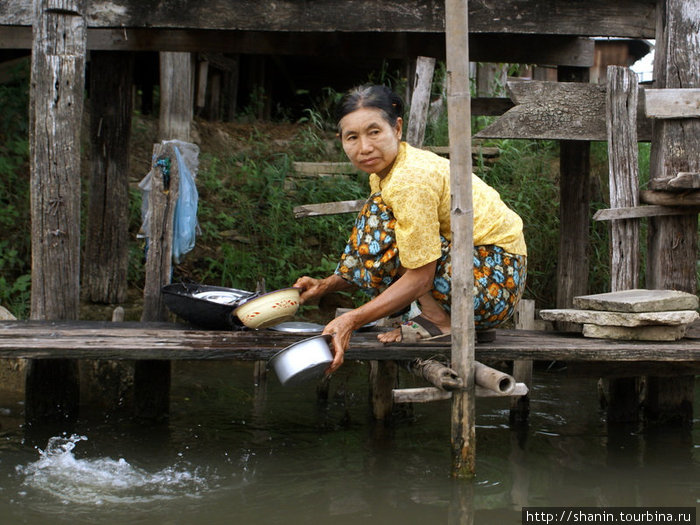 Посуду конечно моют прямо в озере Ньяунг-Шве, Мьянма