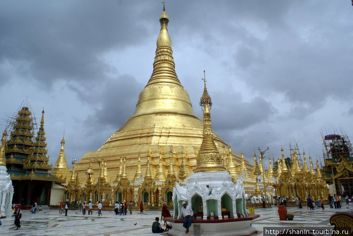 Пагода Шведагон — крупнейшая в городе Янгон, Мьянма