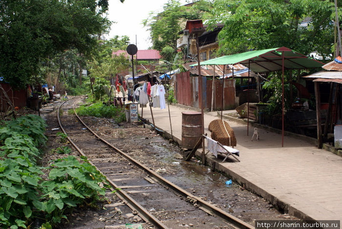 Железнодорожные пути проходят через город Янгон, Мьянма