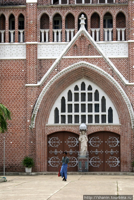 Вход в собор Янгон, Мьянма