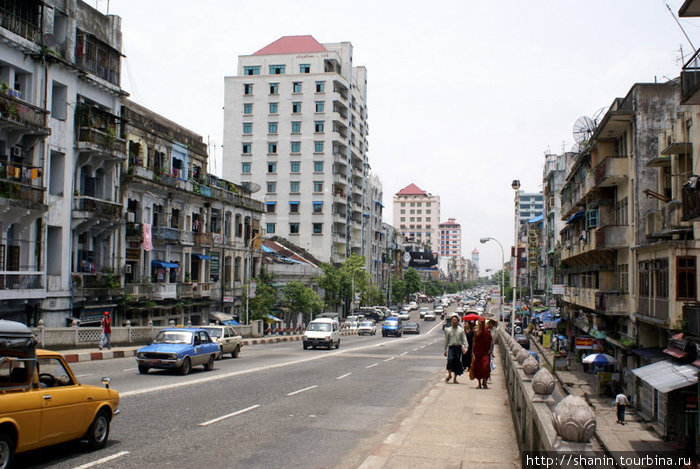 На улице в центре Янгон, Мьянма