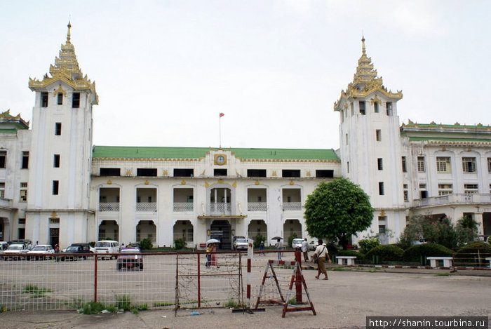 Фасад вокзала Янгон, Мьянма