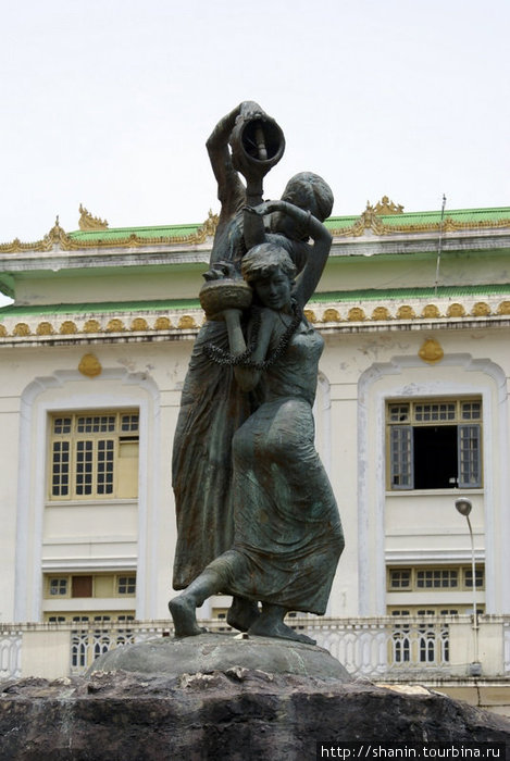 Статуя перед вокзалом Янгон, Мьянма