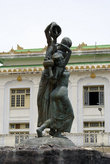 Статуя перед вокзалом