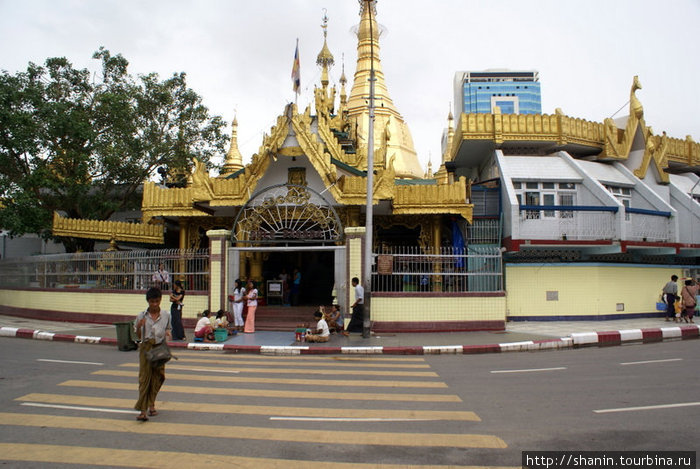 Пагода Суле стоит в самом-самом центре города Янгон, Мьянма