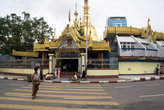 Пагода Суле стоит в самом-самом центре города