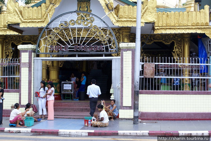 Вход в пагоду Суле Янгон, Мьянма