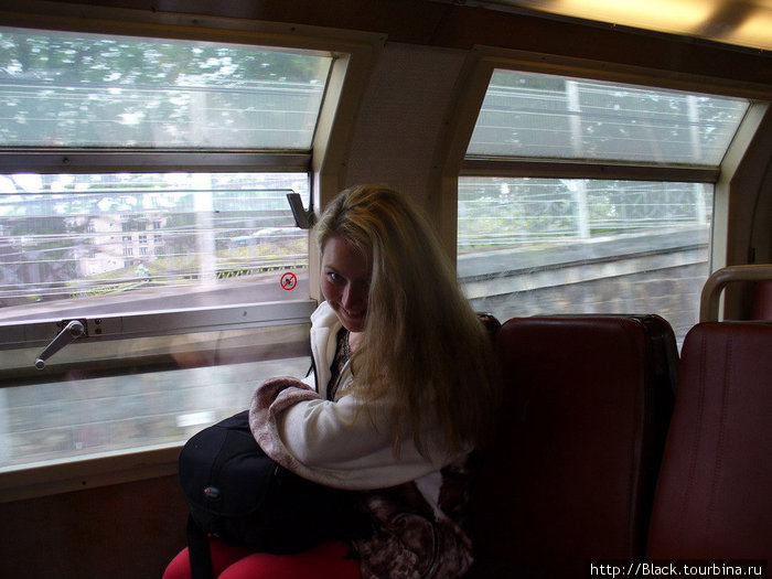 В RERе. RER — система скоростного общественного транспорта, обслуживающего Париж и пригороды (по-русски — электричка). Париж, Франция