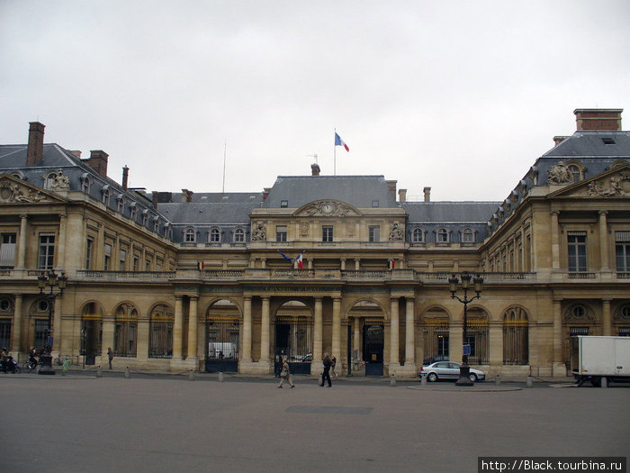 Фронтон дворца Пале-Рояль (здание Государственного совета) Париж, Франция