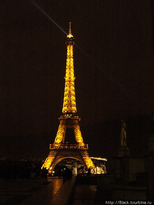 Эйфелева башня ночью Париж, Франция