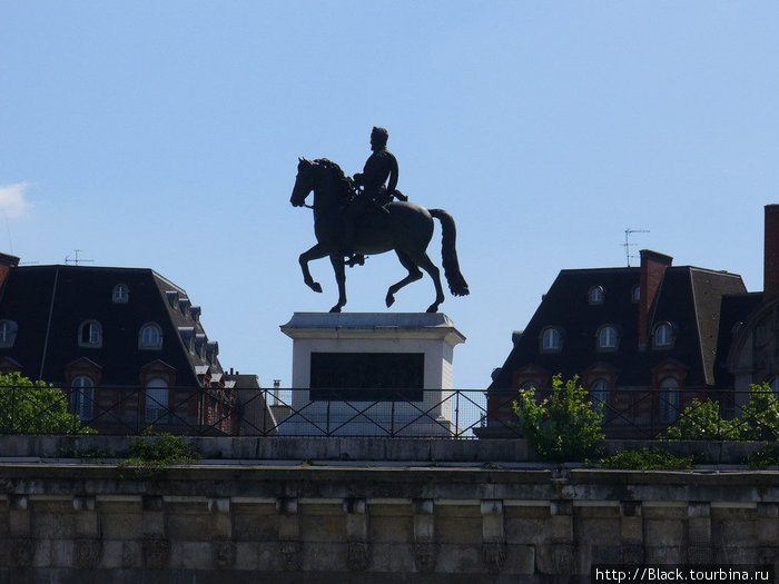 Статуя Генриха IV на Новом мосту в Париже Париж, Франция
