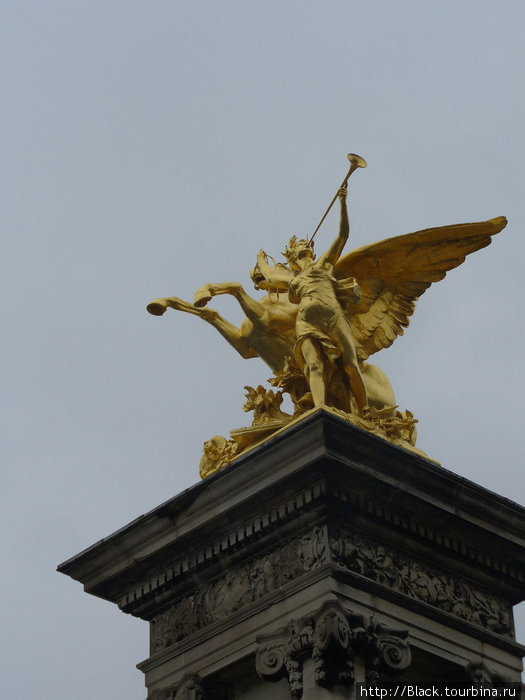 Скульптура на мосту Александра III Париж, Франция