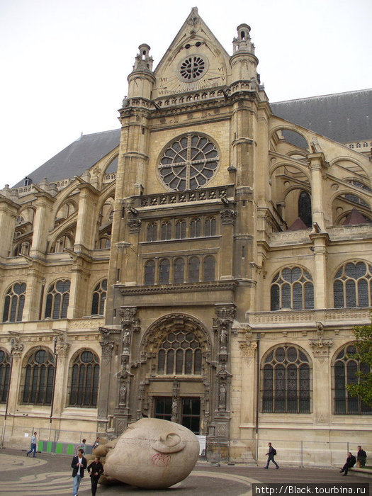 Ухо Парижа перед церковью Сент-Эсташ слушает пульс города и мира Париж, Франция