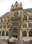Ухо Парижа перед церковью Сент-Эсташ слушает пульс города и мира