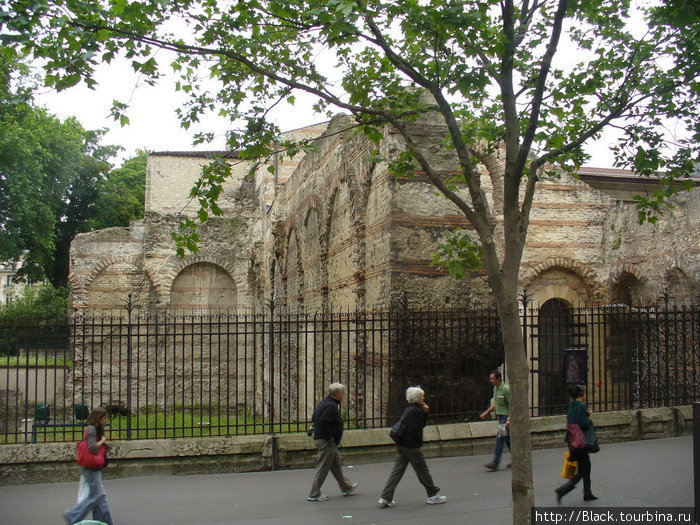 Римские термы относятся к древнейшим сооружениям Парижа. Построены во II начале III века Париж, Франция