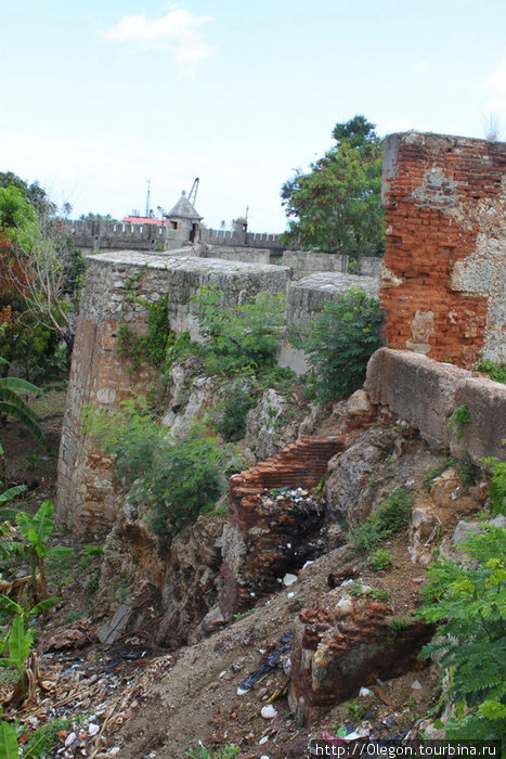 Осыпающаяся стена Санто-Доминго, Доминиканская Республика