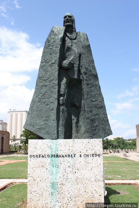 Статуя Гонсалеса Овеидо- командующего крепостью с 1533 по 1557 года