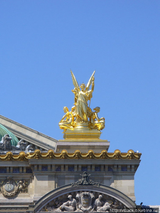 Одна из скульптур на крыше Гранд Опера Гарнье Париж, Франция